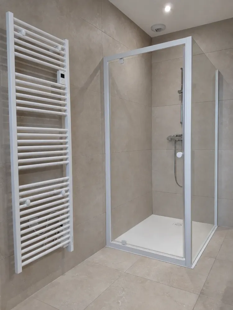 Douche et sèche-serviette